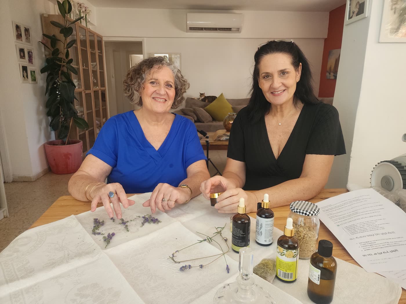 שרה וסילבי, שתי אחיות, במטבח ביום הצילום הראשון של הקורס